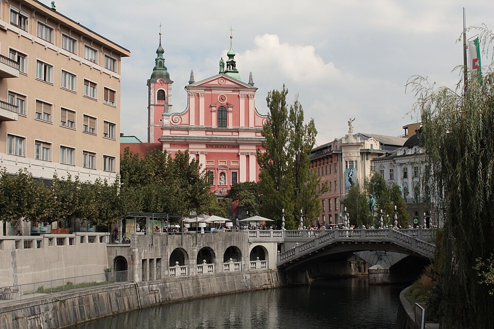 El Triple Puente y la iglesia rosa de la plaza Prešeren en Liubliana