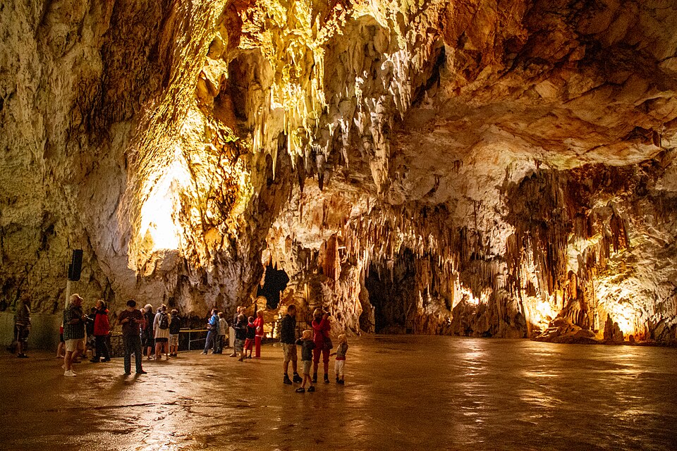 La gran sala de conciertos de la cueva de Postojna con estalactitas