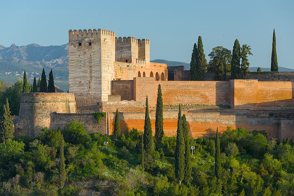 La Alhambra de Granada entre cipreses y montañas