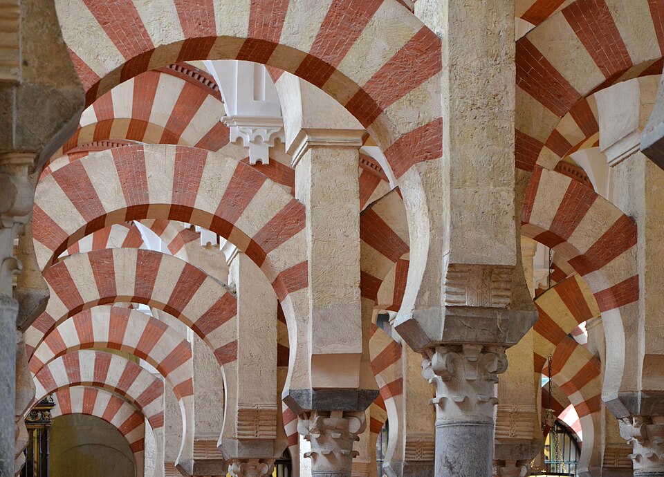 Los arcos de rayas rojas y blancas de la Mezquita-Catedral de Córdoba