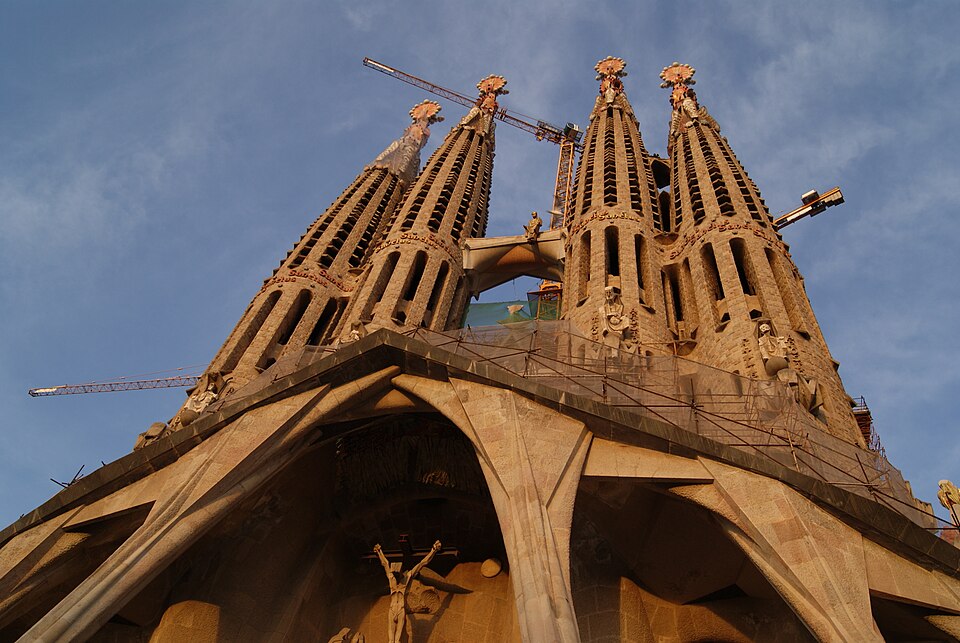 Las torres de la Sagrada Familia vistas desde abajo
