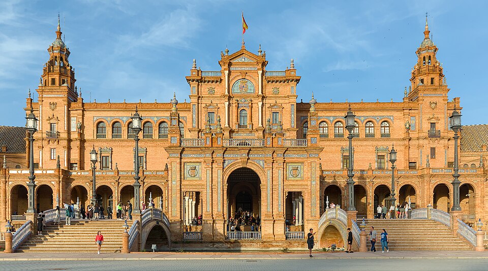 El edificio central de la Plaza de España de Sevilla con sus torres