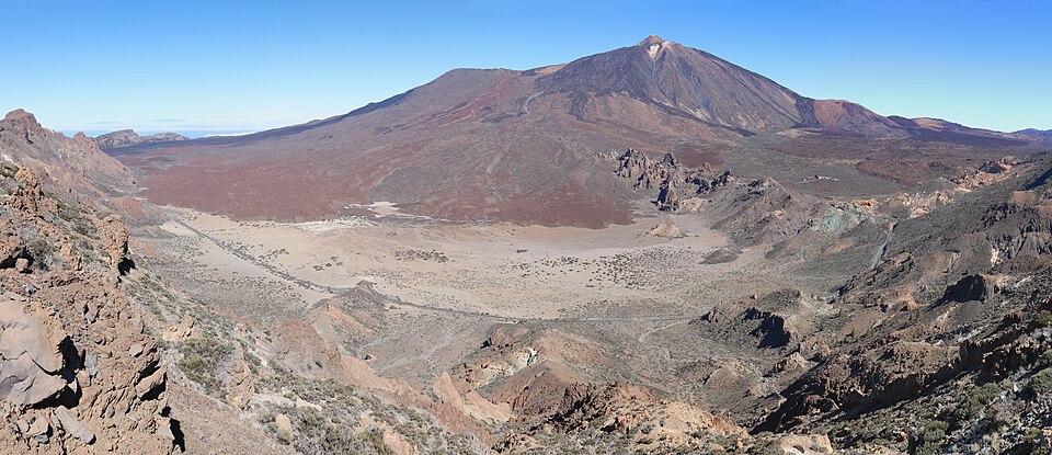 El volcán Teide sobre las Cañadas en Tenerife