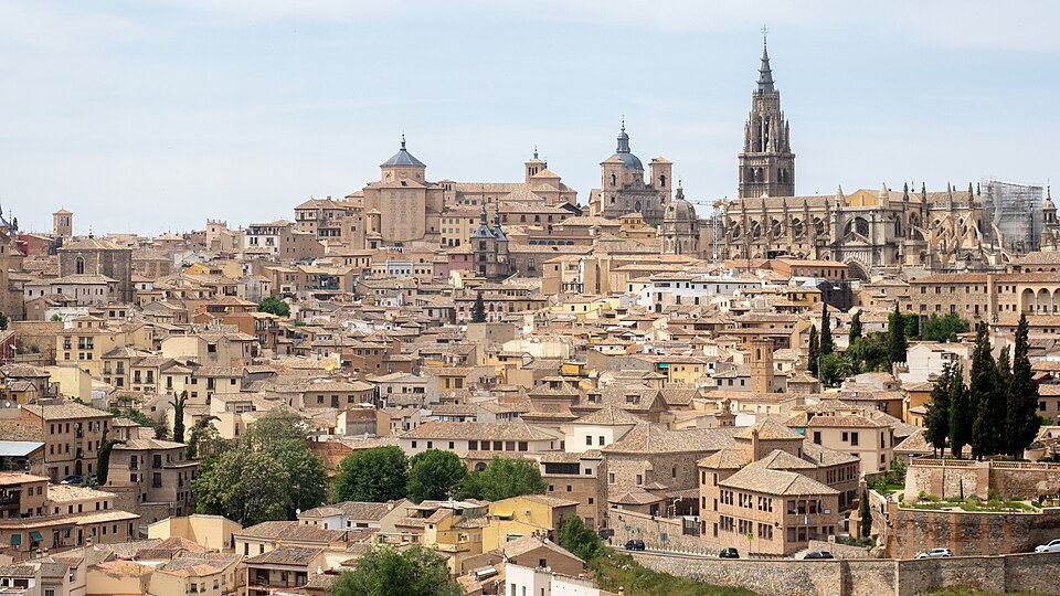 Toledo sobre la colina con la catedral y el Alcázar