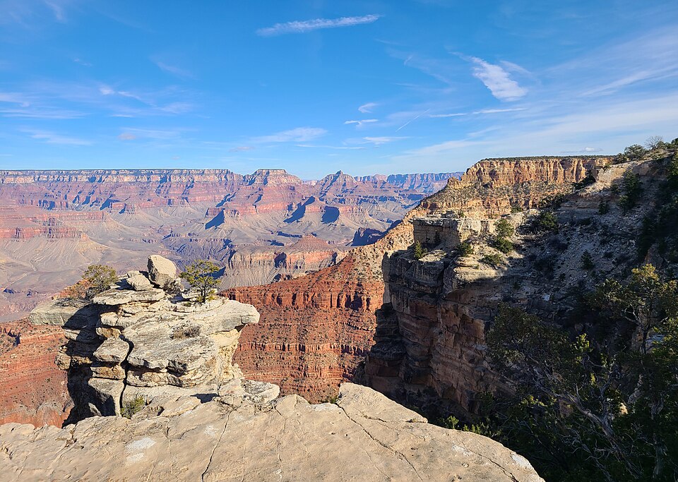 Capas de roca rojiza del Gran Cañón vistas desde Mather Point