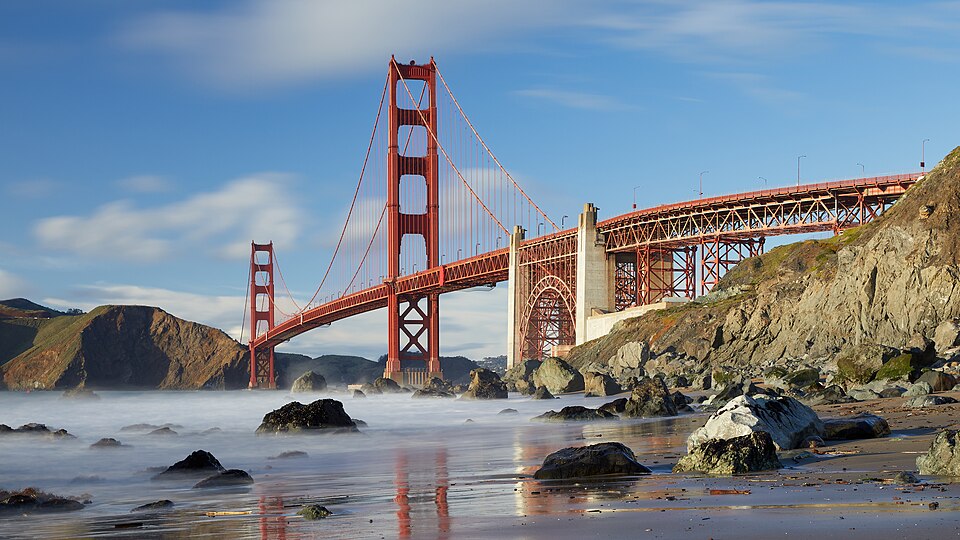 El puente Golden Gate, rojo anaranjado, sobre la entrada de la bahía de San Francisco