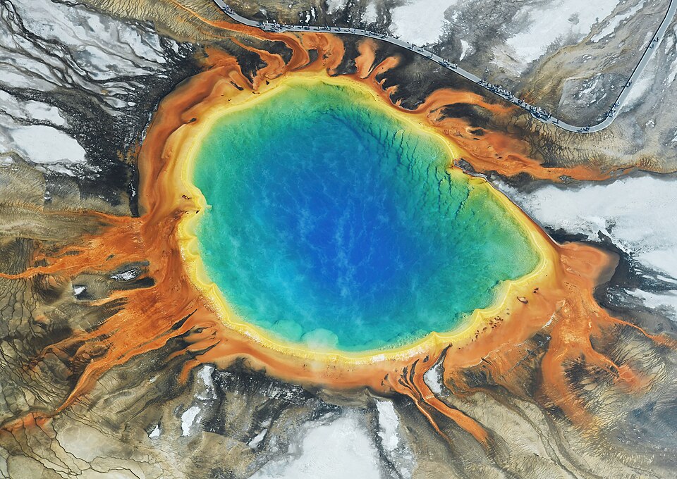 El Gran Manantial Prismático de Yellowstone visto desde el aire, con anillos de colores