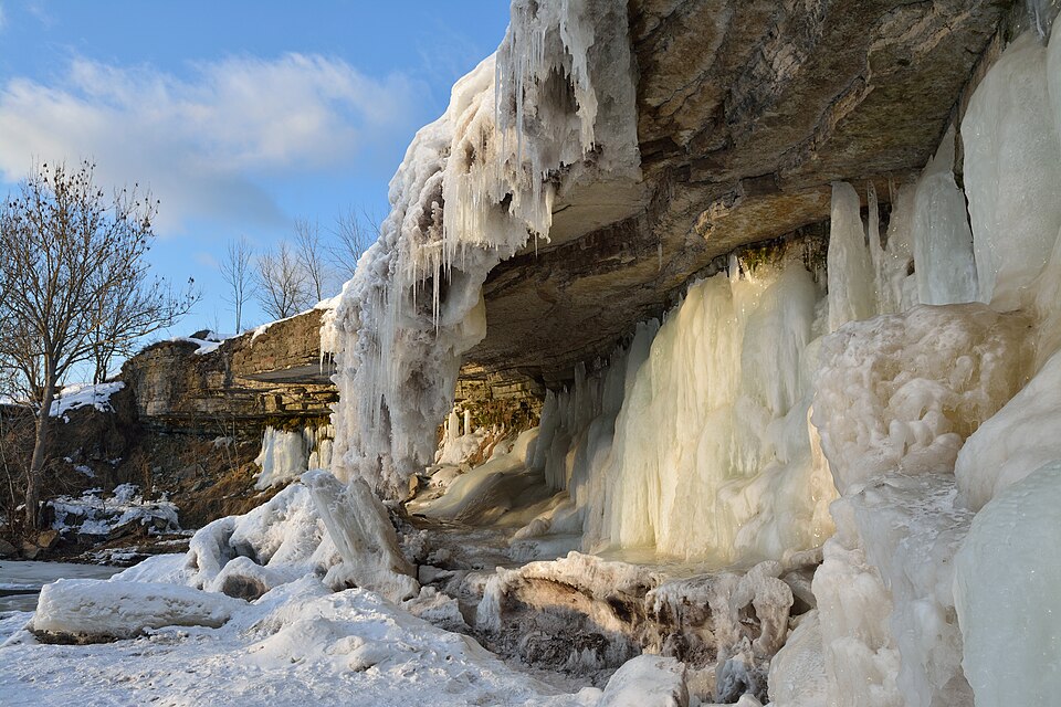 La cascada de Jägala congelada en invierno