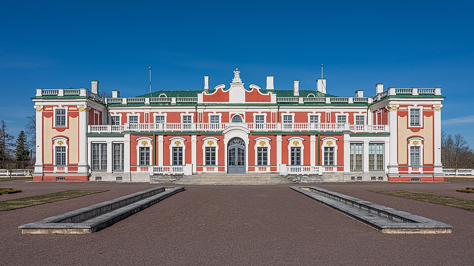 La fachada roja y blanca del palacio de Kadriorg