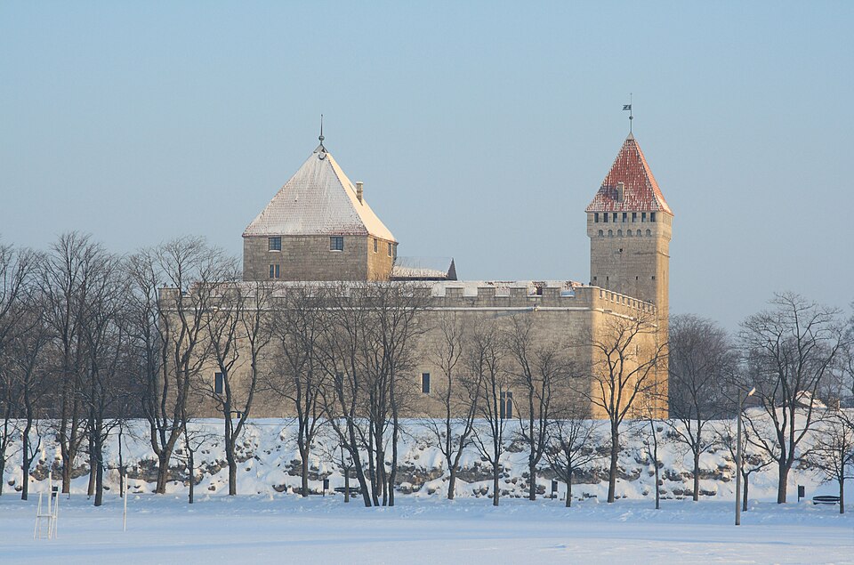 El castillo de Kuressaare en invierno entre árboles