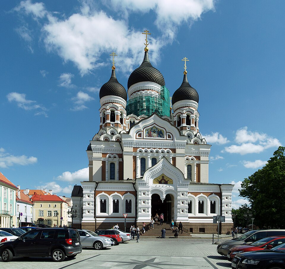 La catedral de Alejandro Nevski en Tallin con sus cúpulas negras