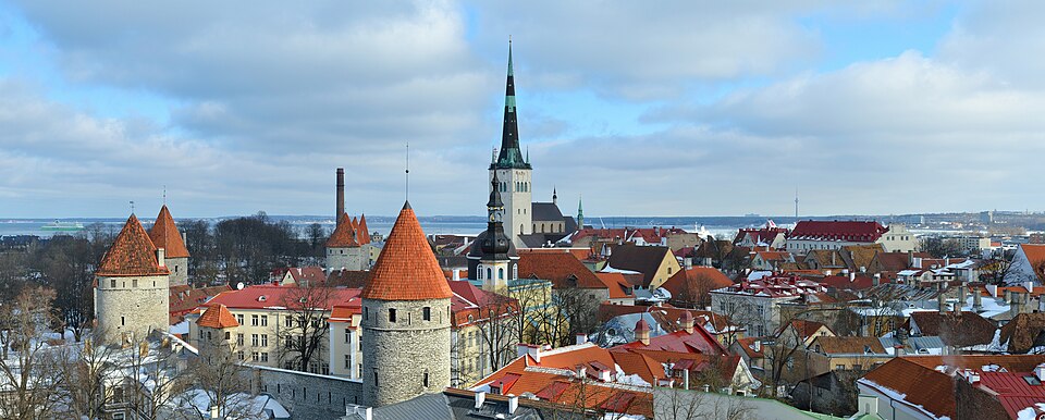 Las torres rojas y los tejados del casco antiguo de Tallin
