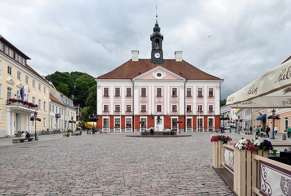 El ayuntamiento rosa de Tartu en la plaza
