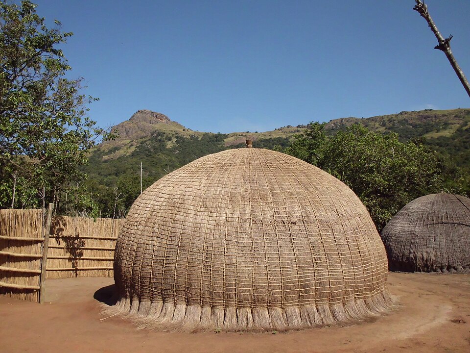 Choza tradicional suazi de hierba en forma de colmena en la aldea de Mantenga