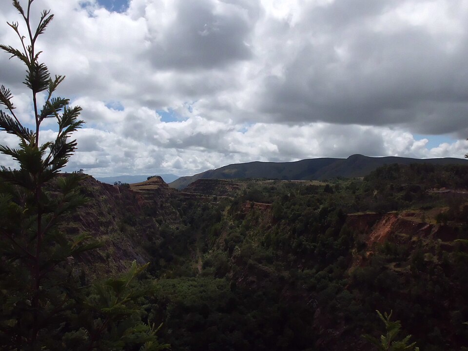 Vista del gran tajo de la antigua mina de Ngwenya entre colinas