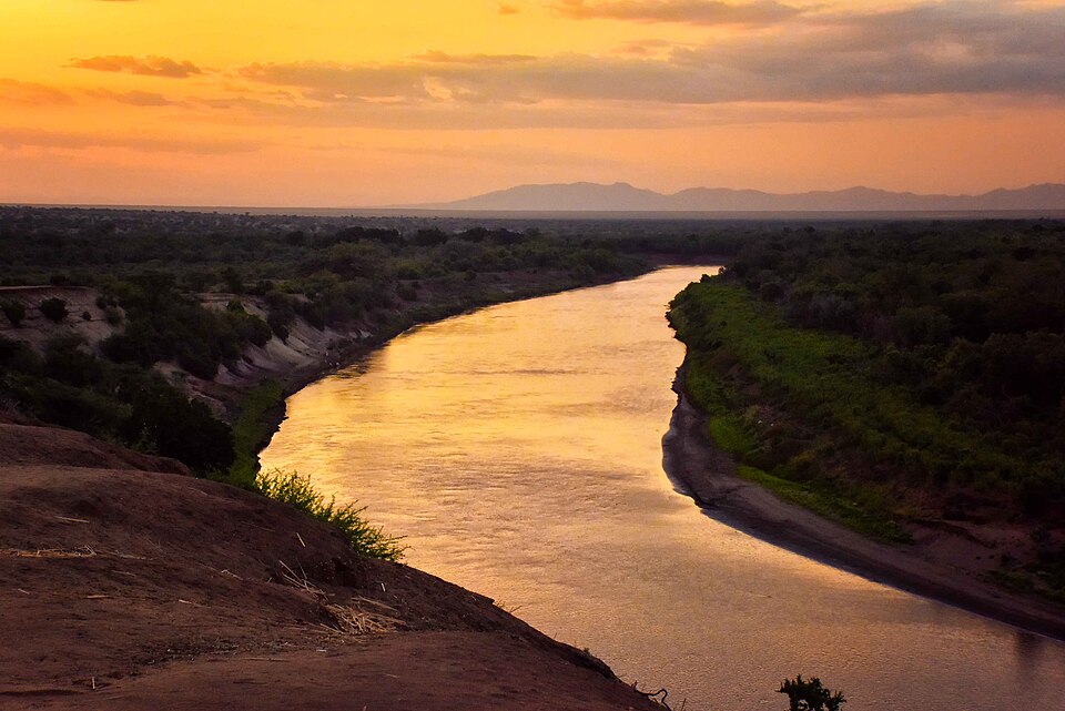 El río Omo al atardecer entre orillas de vegetación