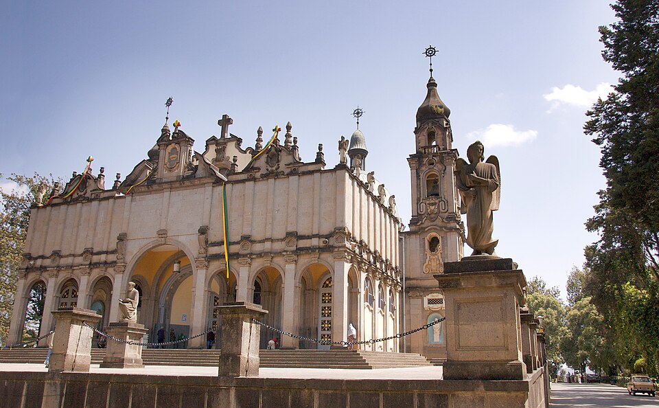 Fachada de piedra con cúpulas y estatuas de la Catedral de la Santísima Trinidad