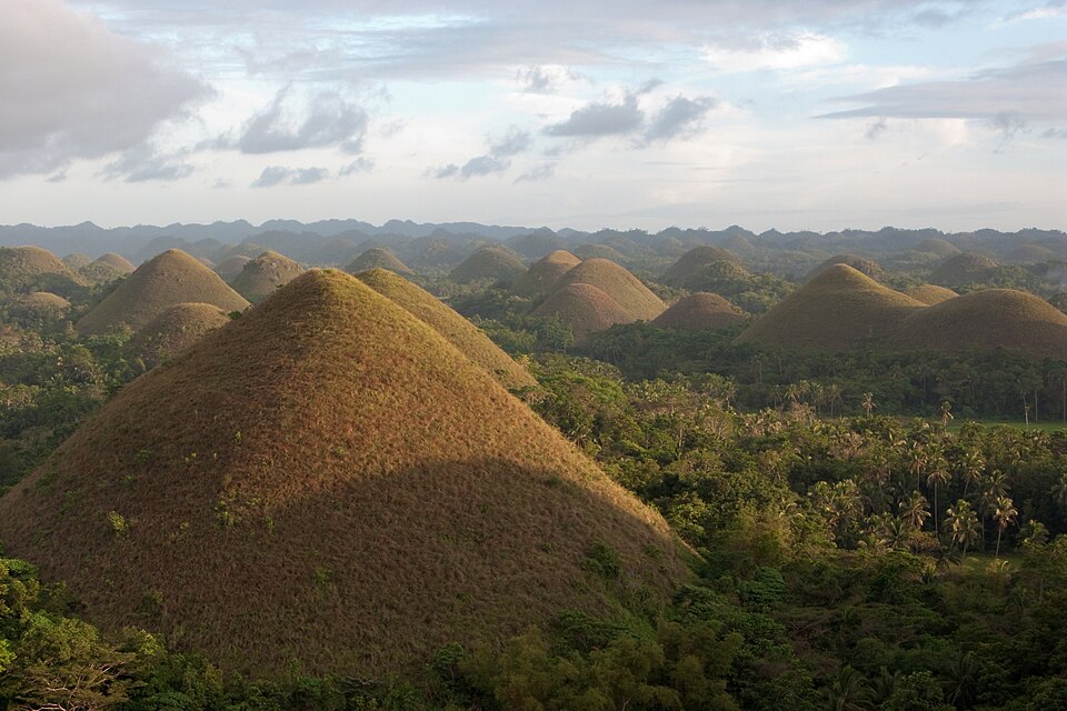 Decenas de colinas redondeadas cubiertas de pasto en Bohol