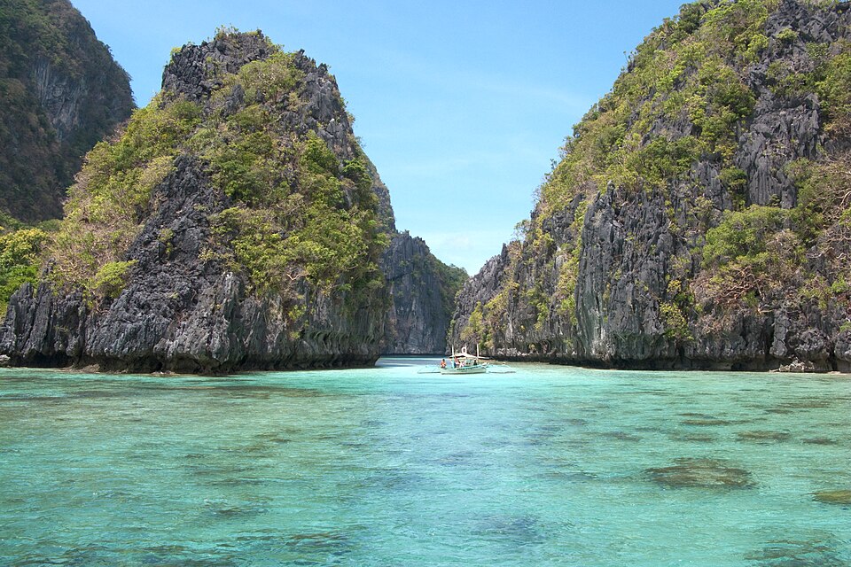Una laguna turquesa entre acantilados de roca caliza en El Nido
