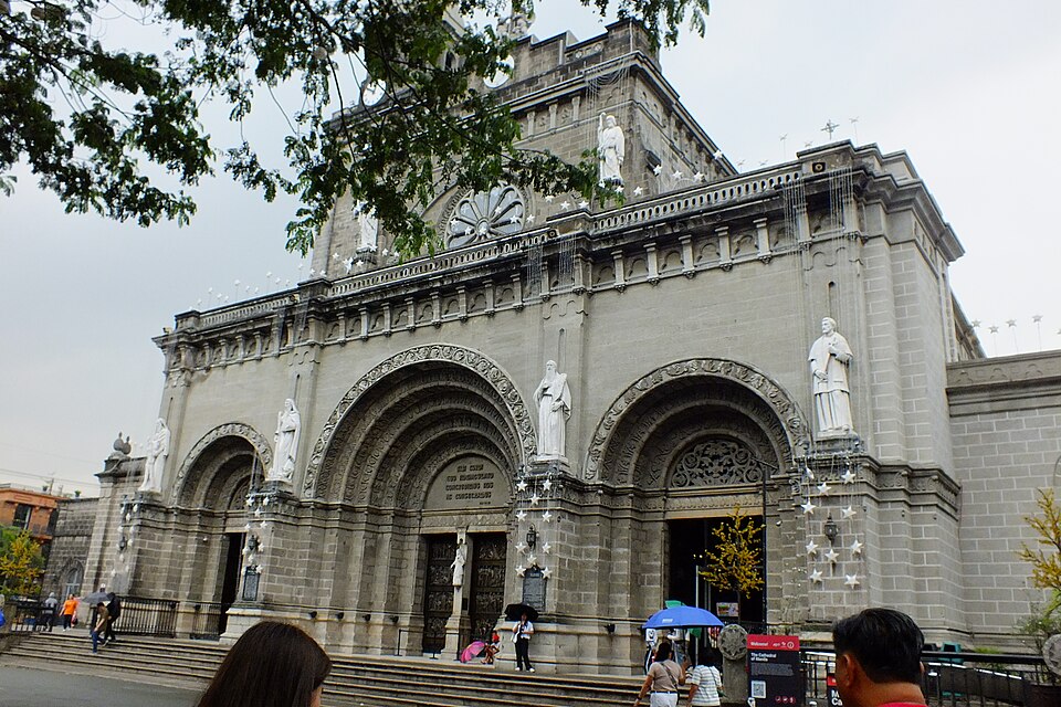 La fachada de piedra de la catedral de Manila en Intramuros
