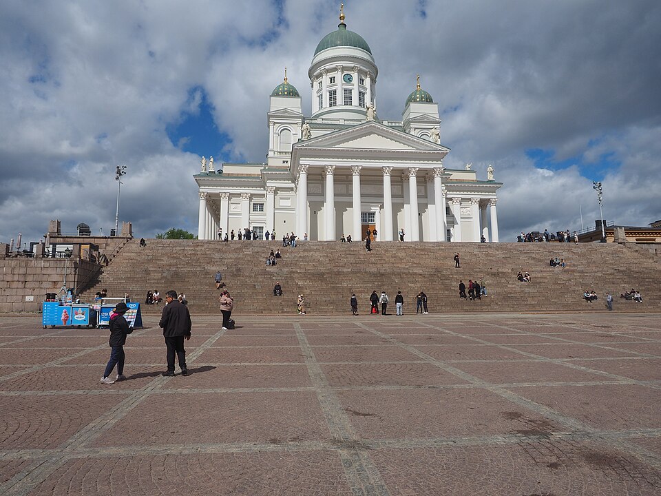 La catedral blanca de Helsinki sobre la escalinata de la Plaza del Senado