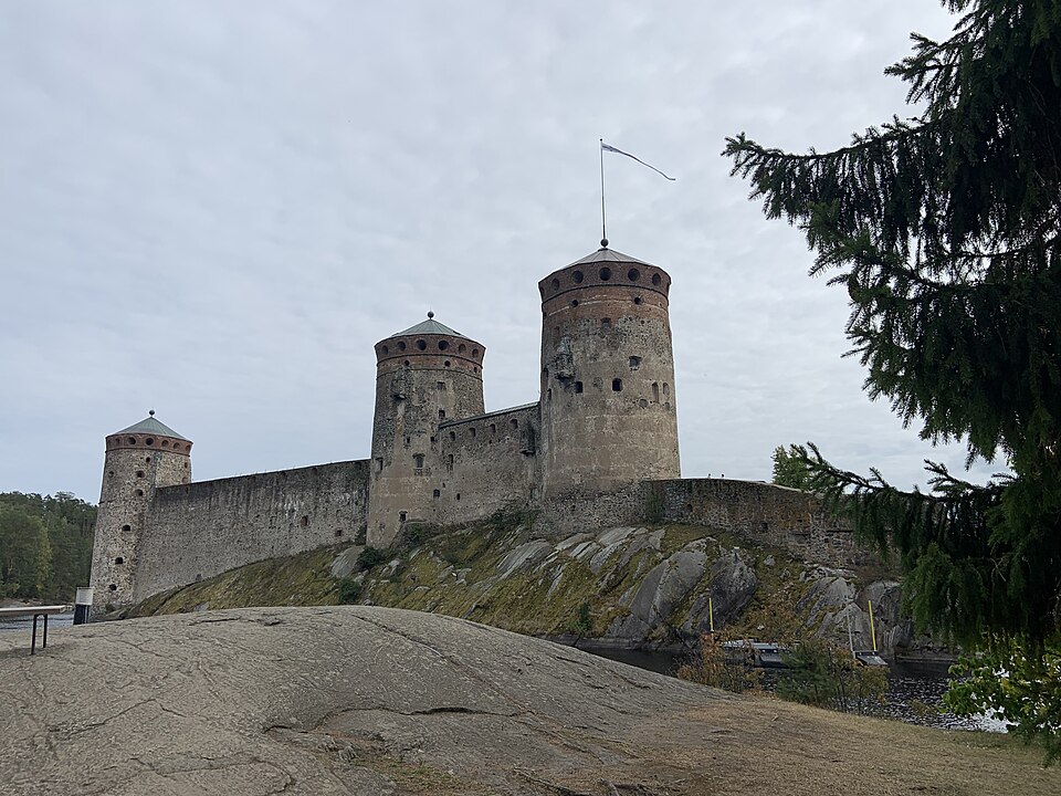 Las torres de piedra del castillo de Olavinlinna