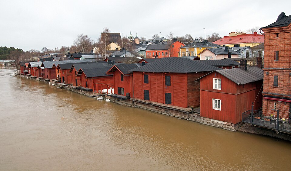 Los almacenes rojos de madera junto al río en Porvoo