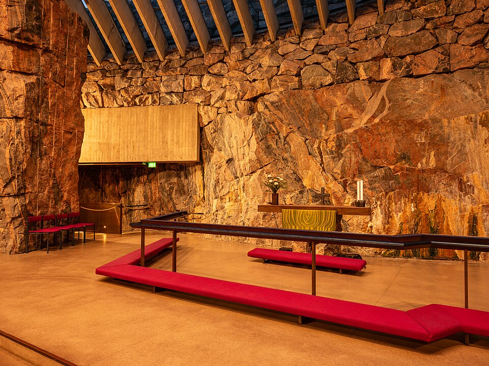 El interior de roca de la iglesia Temppeliaukio