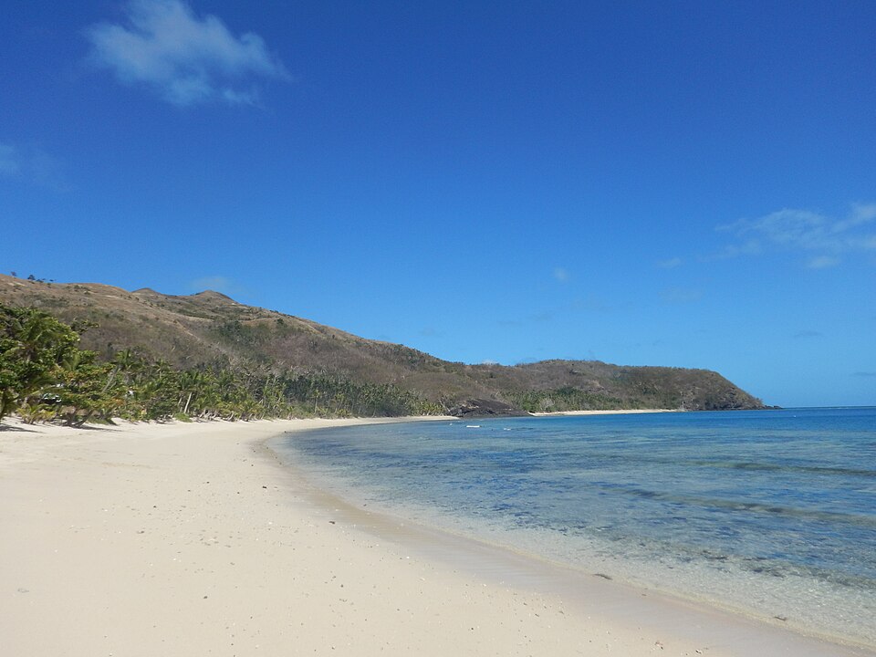Una playa de arena blanca en la isla Naviti, en las Yasawa