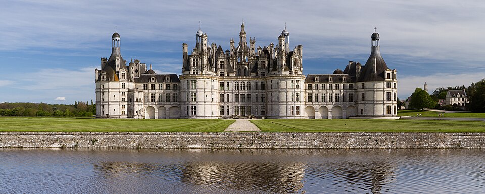 El castillo de Chambord con sus torres reflejado en el agua