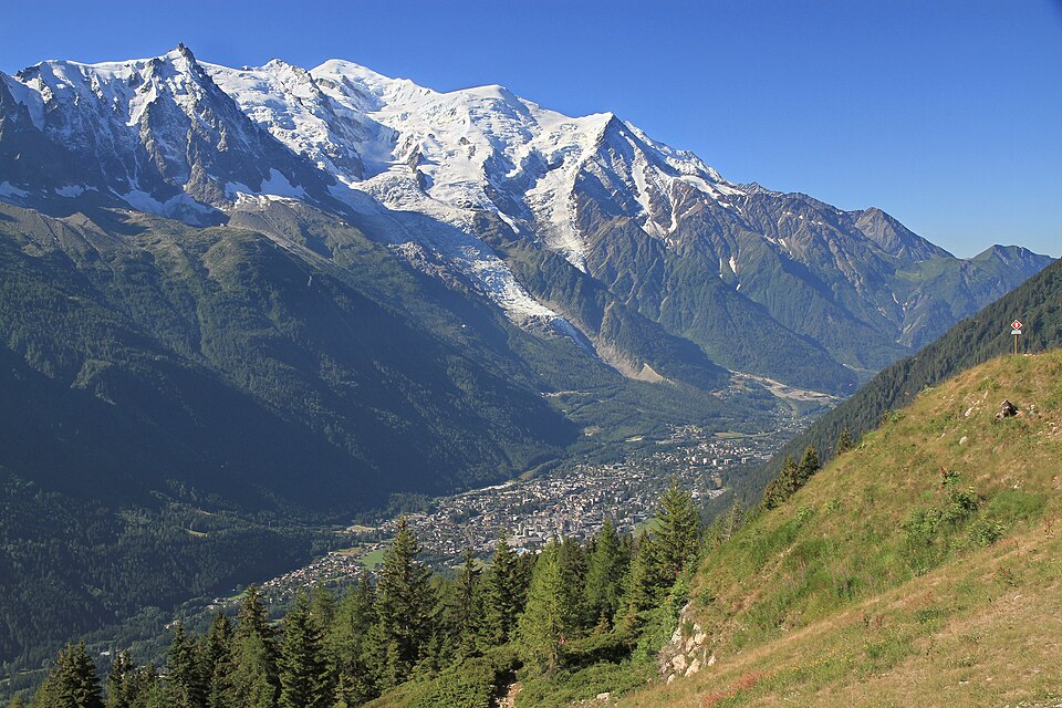 El valle de Chamonix y el Mont Blanc nevado