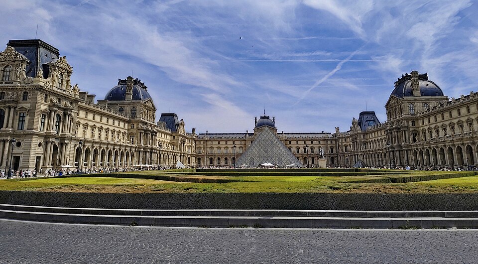 La pirámide de vidrio del Louvre en el patio del palacio