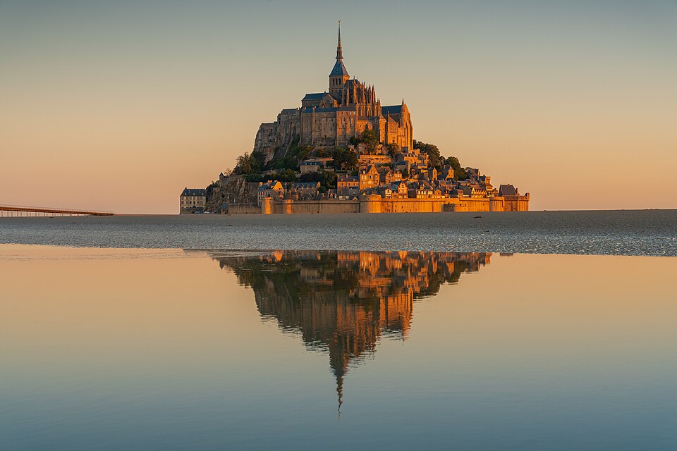 El Mont-Saint-Michel reflejado en el agua al amanecer