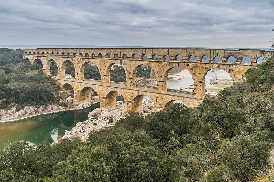 Los tres niveles de arcos del Pont du Gard sobre el río