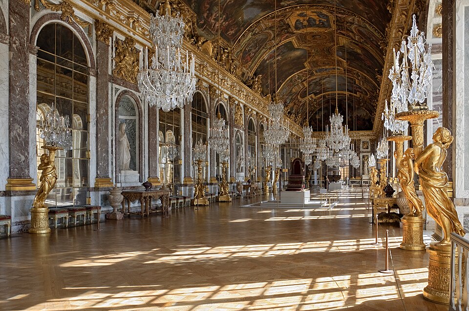 La Galería de los Espejos del Palacio de Versalles con candelabros