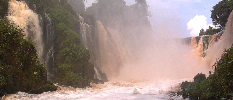 Cascadas de Kongou cayendo entre la selva con mucha espuma