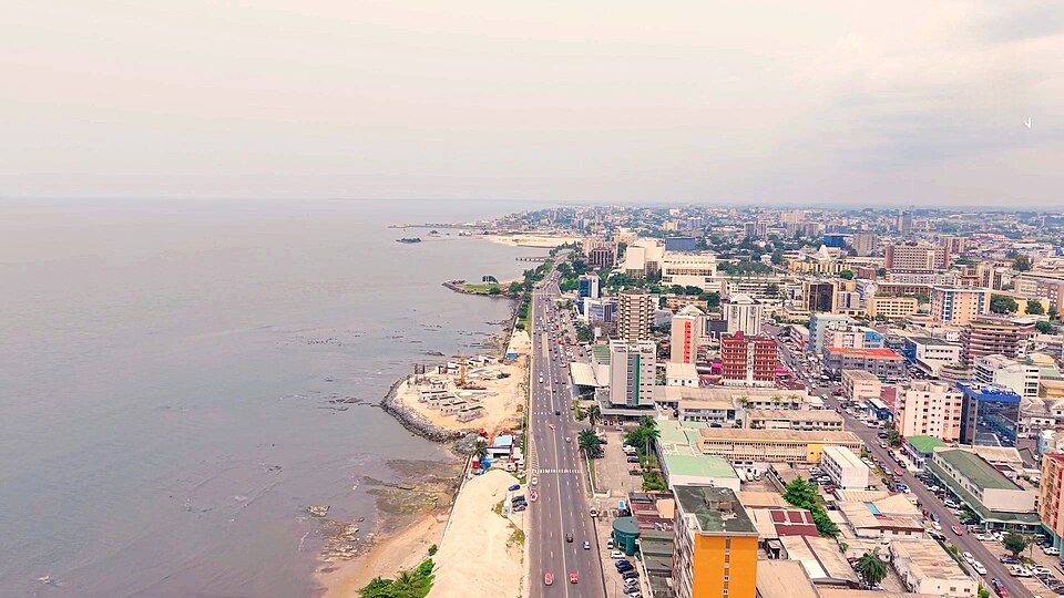 Vista aérea de la costa de Libreville con el bulevar junto al mar