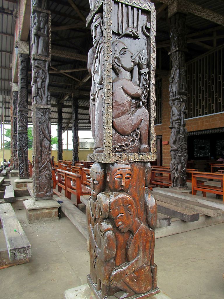 Columnas de madera talladas con figuras en la iglesia de Saint-Michel de Nkembo