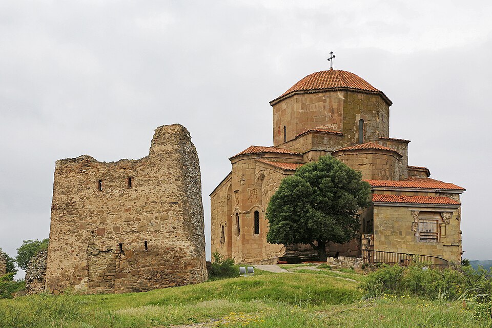 La iglesia de piedra del monasterio de Jvari con una torre en ruinas