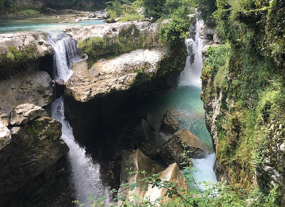 Tres cascadas caen en las pozas turquesa del cañón de Martvili