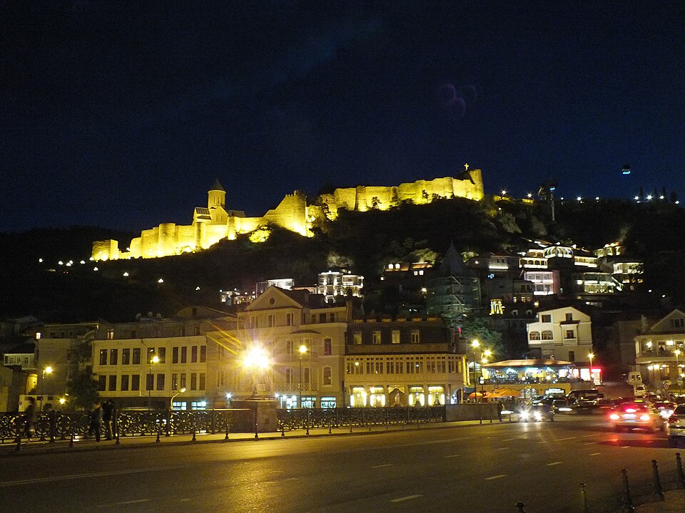 La fortaleza de Narikala iluminada sobre el casco antiguo de Tiflis de noche