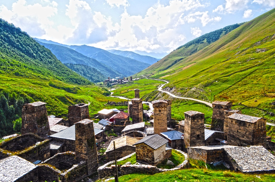 Las torres de piedra de Ushguli en un valle verde del Cáucaso