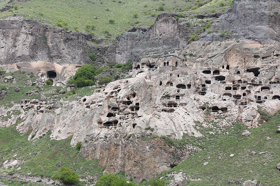 Cientos de cuevas excavadas en la pared del acantilado de Vardzia