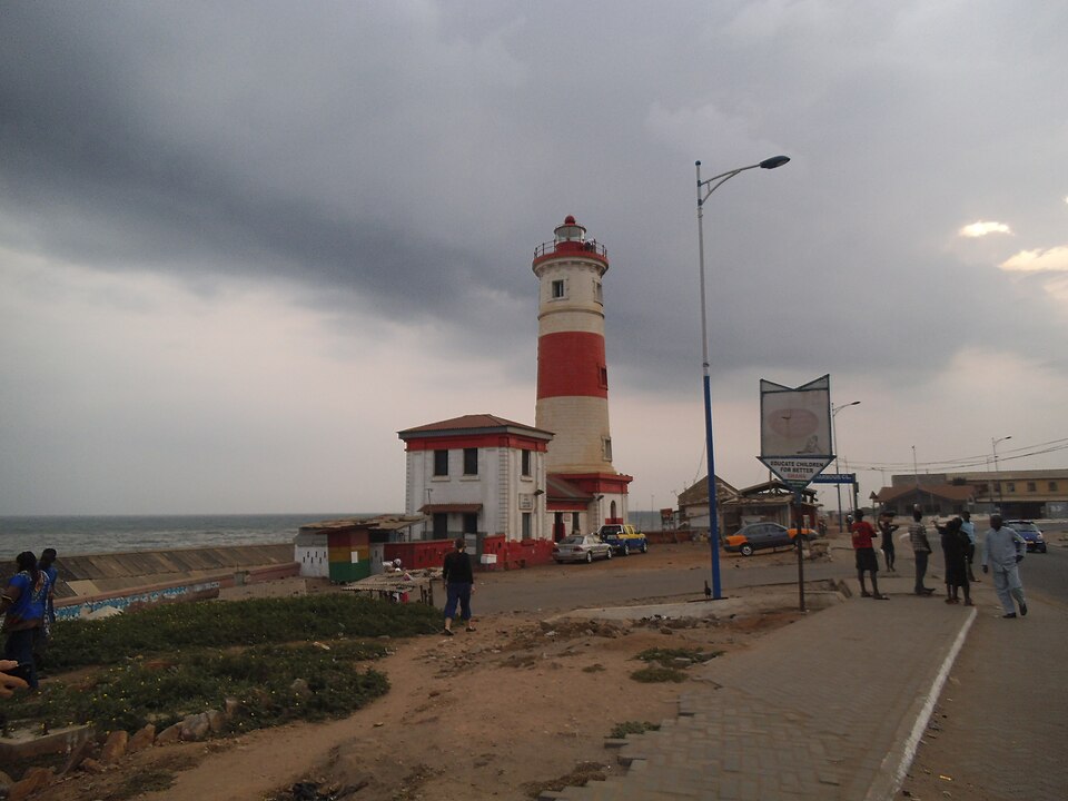 Faro de franjas rojas y blancas en el barrio de Jamestown, en Accra