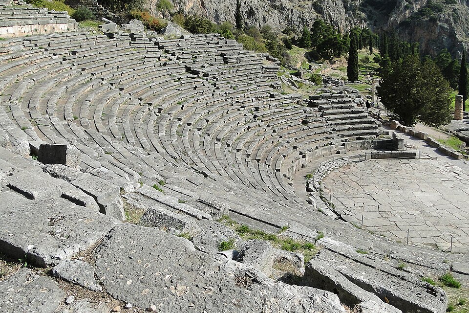 Las gradas de piedra del teatro antiguo de Delfos