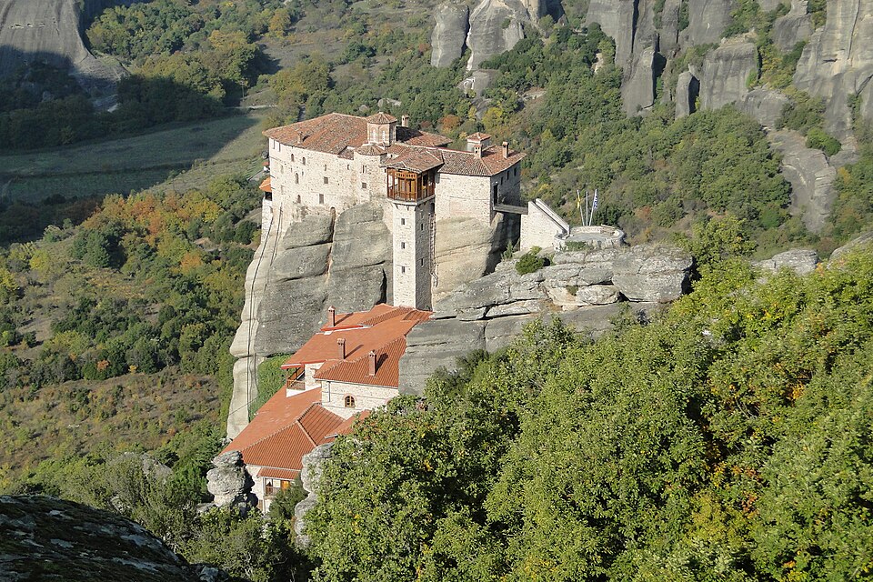 El monasterio de Roussanou sobre una roca en Meteora