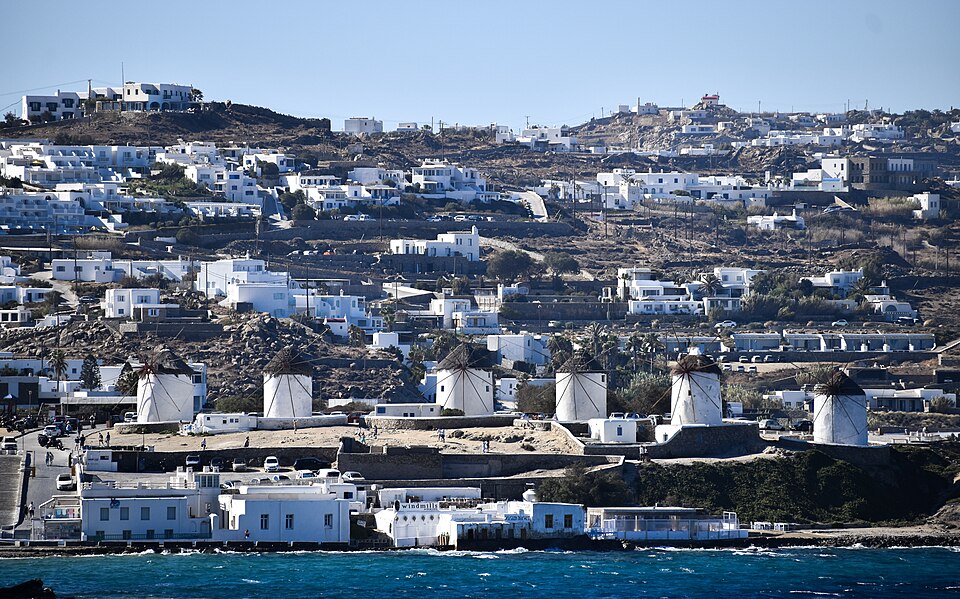 Los molinos blancos de Mykonos frente al mar