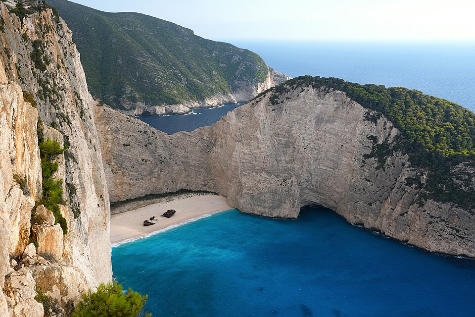 La playa de Navagio con su barco naufragado entre acantilados