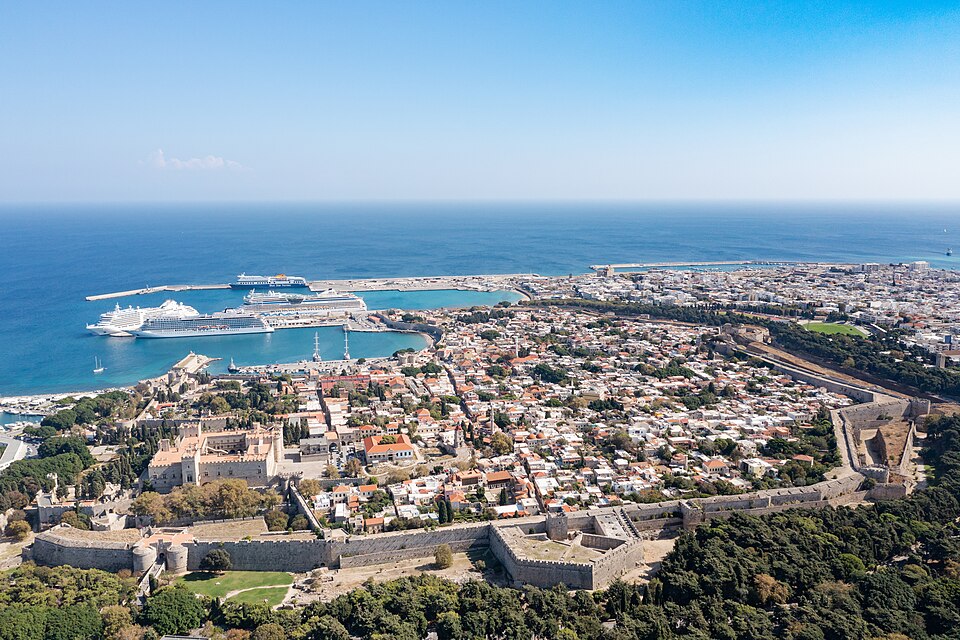 Vista aérea de la ciudad medieval amurallada de Rodas junto al puerto
