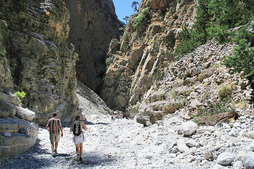 Excursionistas caminando entre las paredes de la Garganta de Samaria